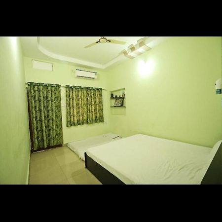 Shree Vinayak Guest House Uddzsaín Kültér fotó