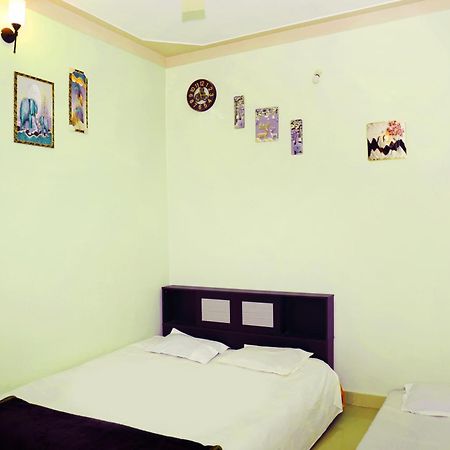 Shree Vinayak Guest House Uddzsaín Kültér fotó