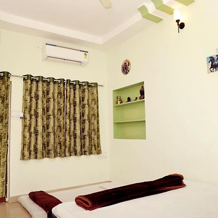 Shree Vinayak Guest House Uddzsaín Kültér fotó