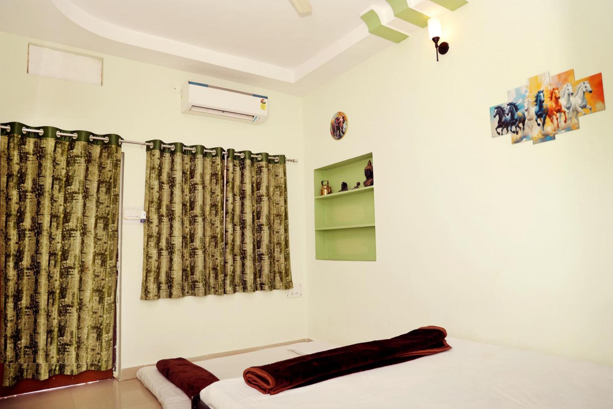 Shree Vinayak Guest House Uddzsaín Kültér fotó
