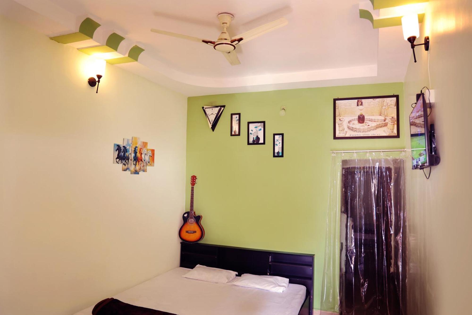 Shree Vinayak Guest House Uddzsaín Kültér fotó