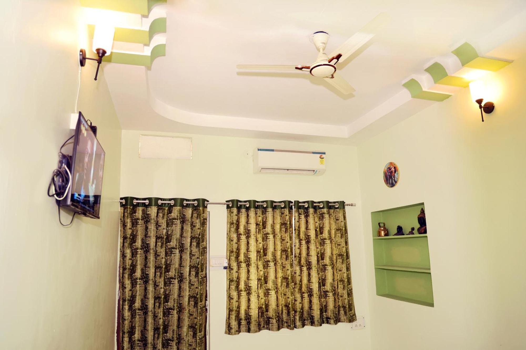 Shree Vinayak Guest House Uddzsaín Kültér fotó